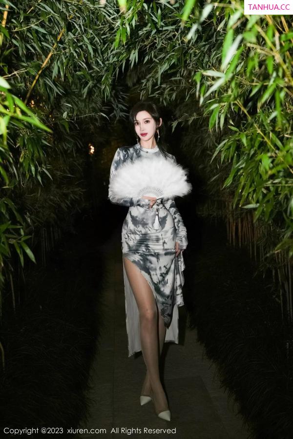 周妍希 奶瓶土肥圆 [XiuRen]高清写真图 2023.11.30 No.7744 Carol周妍希 旗袍美臀第8张图片
